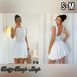 Vestido blanco con detalles fruncidos y parte de espalda abierta