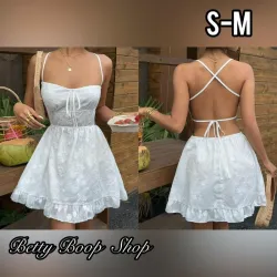 Vestido blanco con detalles sencillos, tirantes y espalda abierta