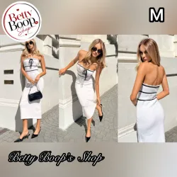 Vestido blanco con textura de felpa, detalles de líneas negras y lazo