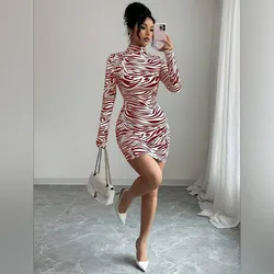 Vestido blanco corto de cebra rojo con mangas largas