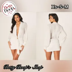 Vestido blanco de mangas largas con escote profundo y broche dorado