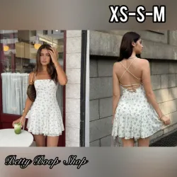 Vestido blanco de tirantes con espalda abierta y estampado de flores