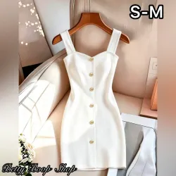 Vestido blanco de tirantes y botones dorados