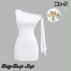 Vestido blanco de un hombre con clip de flor dorada