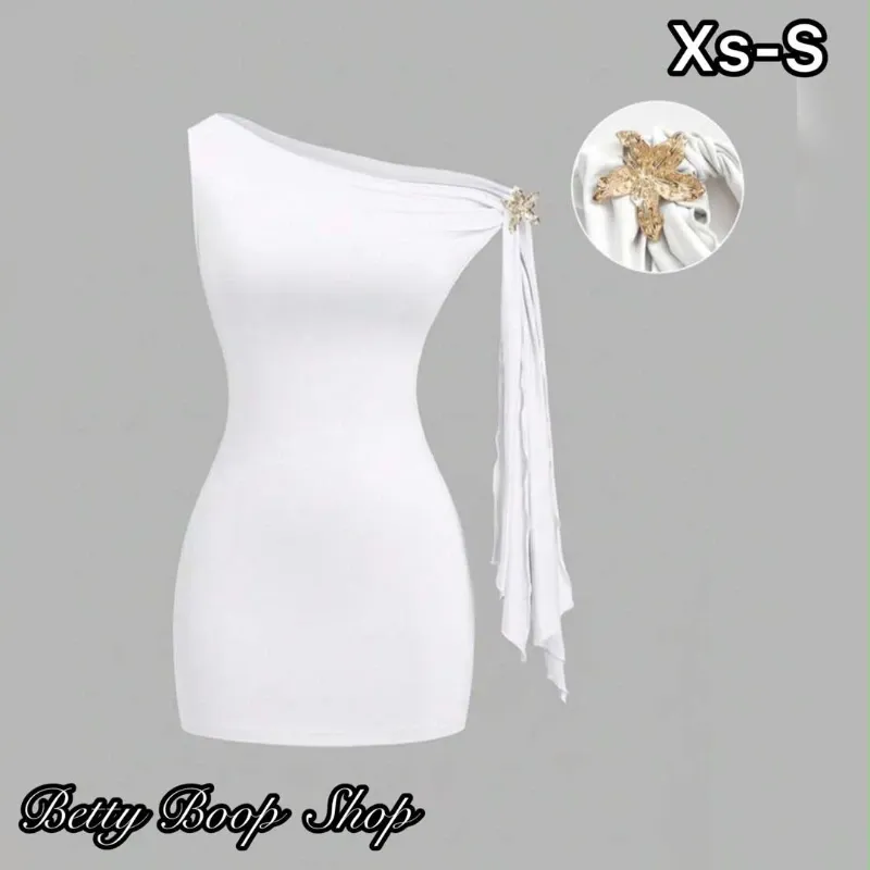Vestido blanco de un hombre con clip de flor dorada