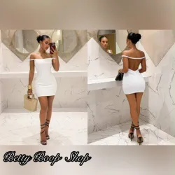 Vestido blanco escotado en espalda y adorno de cuerda