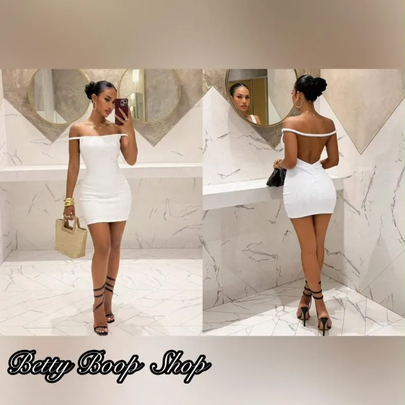 Vestido blanco escotado en espalda y adorno de cuerda