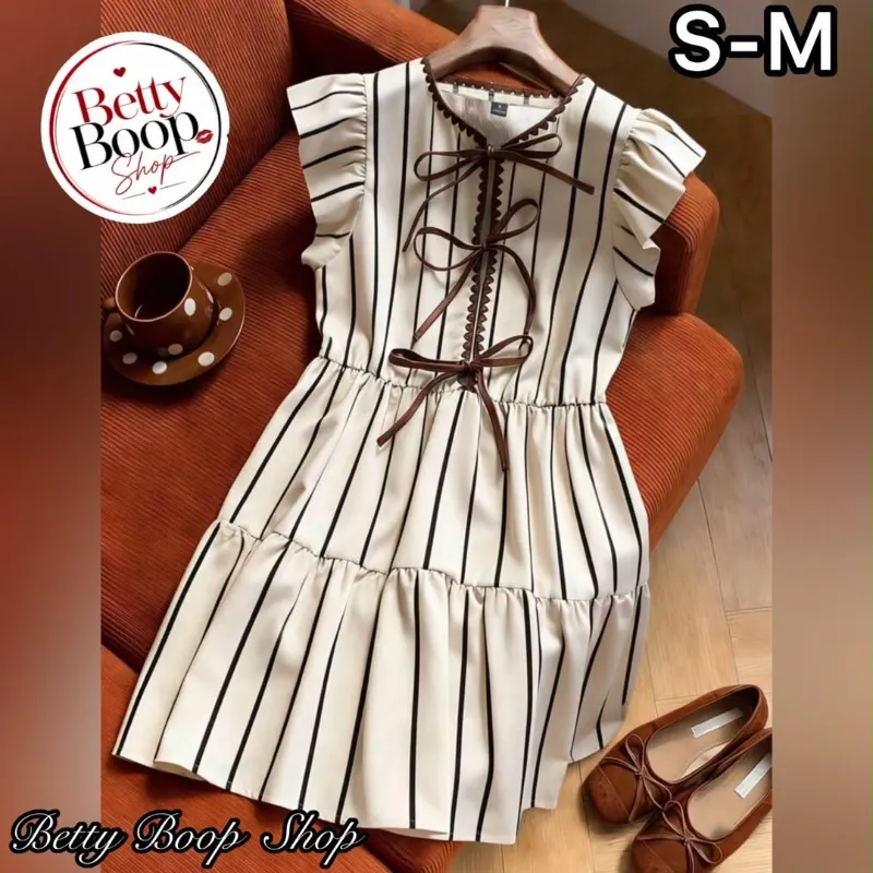 Vestido blanco hueso con rayas y detalles en marrón, corte recto y fresco
