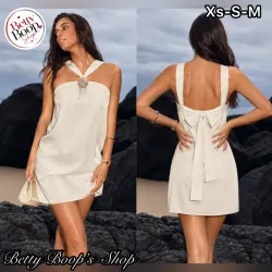 Vestido blanco hueso satinadado con broche de concha