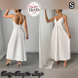 Vestido blanco suelto con tirantes de perlas