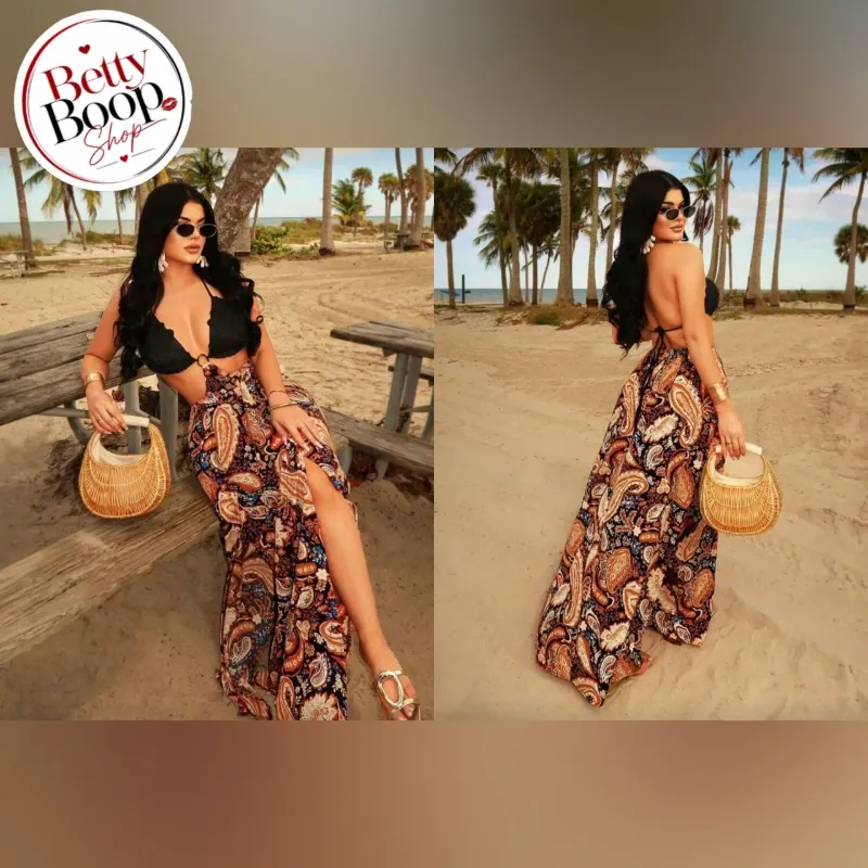 Vestido bohemio con top de bikini negro y falda estampada