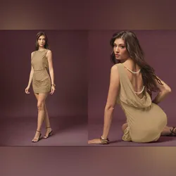 Vestido caqui con escote profundo en la espalda y adorno de perlas