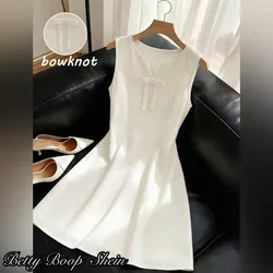 Vestido corte recto con lazo