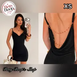 Vestido corto negro con escote en la espalda y detalles de cadenas