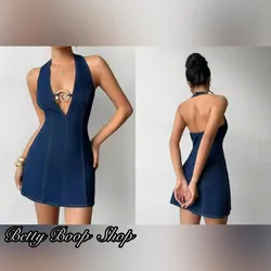 Vestido de mezclilla con adorno dorado