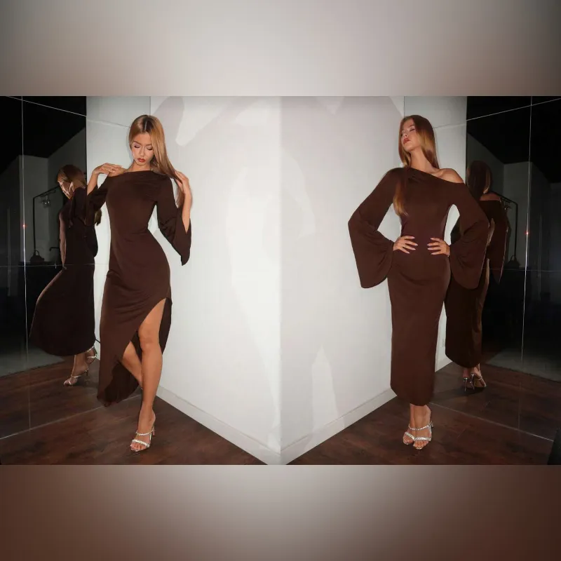 Vestido marrón mangas largas acampanadas y abertura en muslo