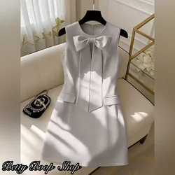 Vestido gris con lazo