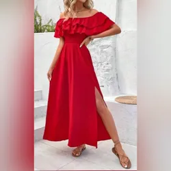 Vestido rojo largo con caída en vuelo en los hombros