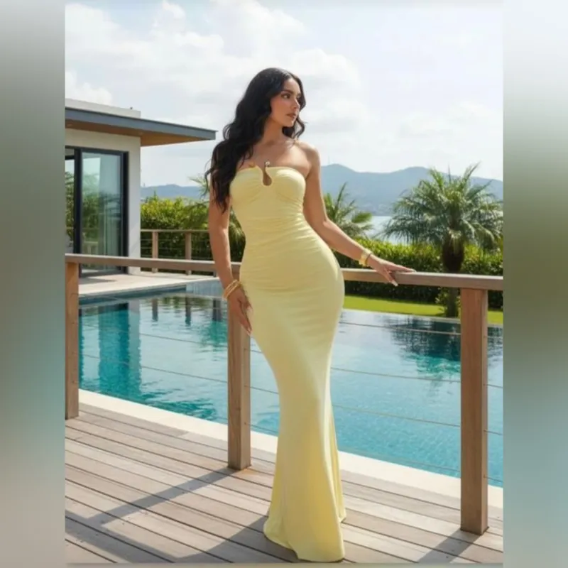 Vestido amarillo con escote en senos