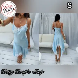 Vestido lencero azul claro satinado con encajes blancos