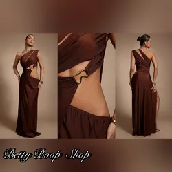 Vestido marrón con aberturas y adorno plateado