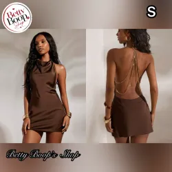 Vestido marrón con escote en la espalda y detalle de cadenas doradas