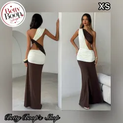 Vestido marrón y blanco de una manga con aberturas