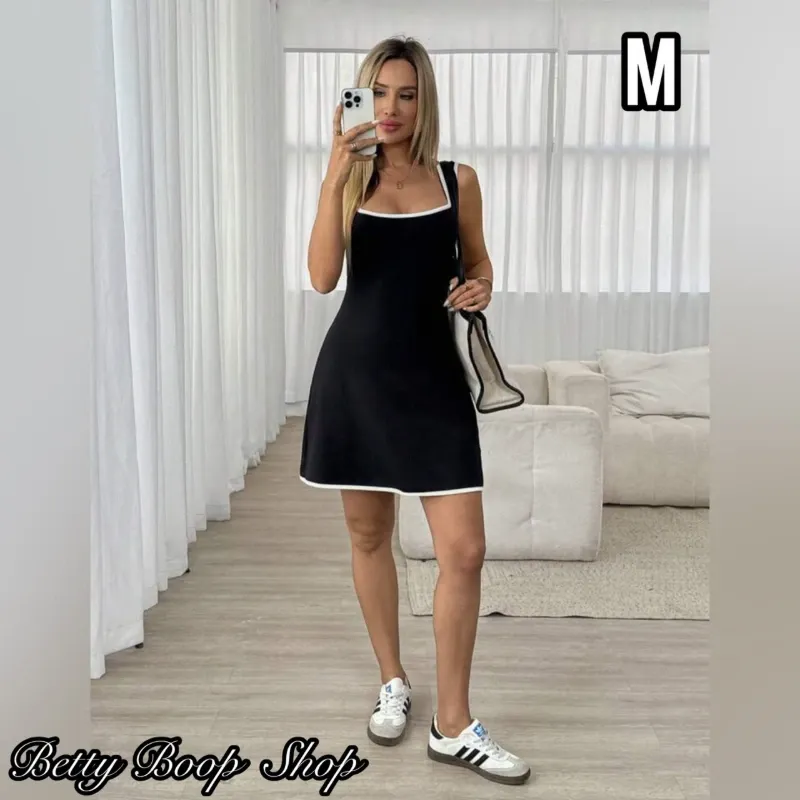 Vestido negro con bordes blancos corte recto y deportivo
