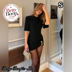 Vestido negro con broches dorados en el muslo