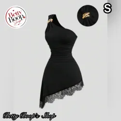 Vestido negro con detalle dorado en una manga y encaje