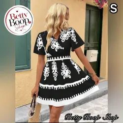 Vestido negro con estampado en blanco, corte recto y fresco