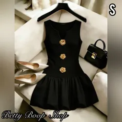 Vestido negro corto elegante y con detalles dorados