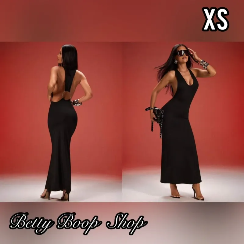 Vestido negro escotado con aro dorado en la espalda