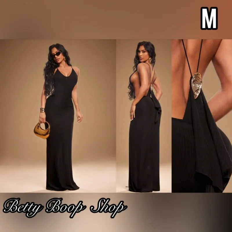 Vestido negro fresco y escotado con espalda abierta y detalle de concha dorada