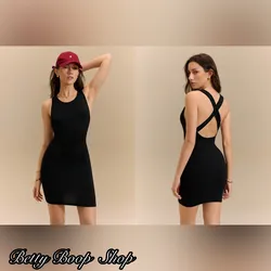 Vestido negro pegado con cruzetas en la espalda