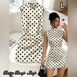 Vestido polka dot satinado con cuello de tortuga