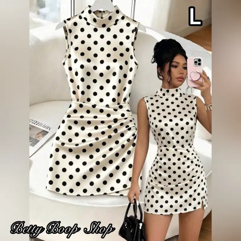 Vestido polka dot satinado con cuello de tortuga