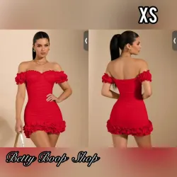 Vestido rojo con tirantes bajos y vuelos pequeños