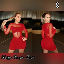 Vestido rojo con transparencias y mangas largas