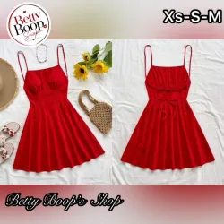 Vestido rojo de tirantes con la espalda abierta
