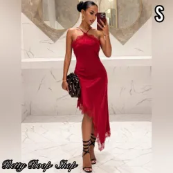 Vestido rojo satinado asimétrico con amarre al cuello