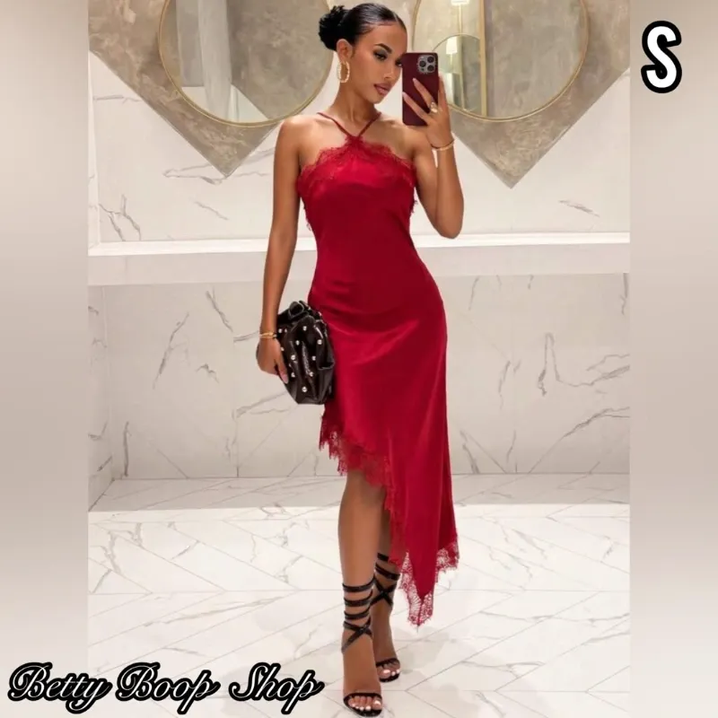 Vestido rojo satinado asimétrico con amarre al cuello