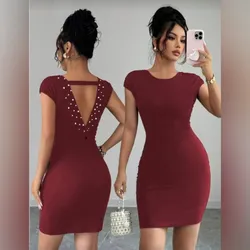 Vestido rojo vino con escote en espalda con diseño de perlas