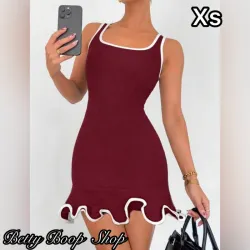 Vestido rojo vino con vuelos blancos