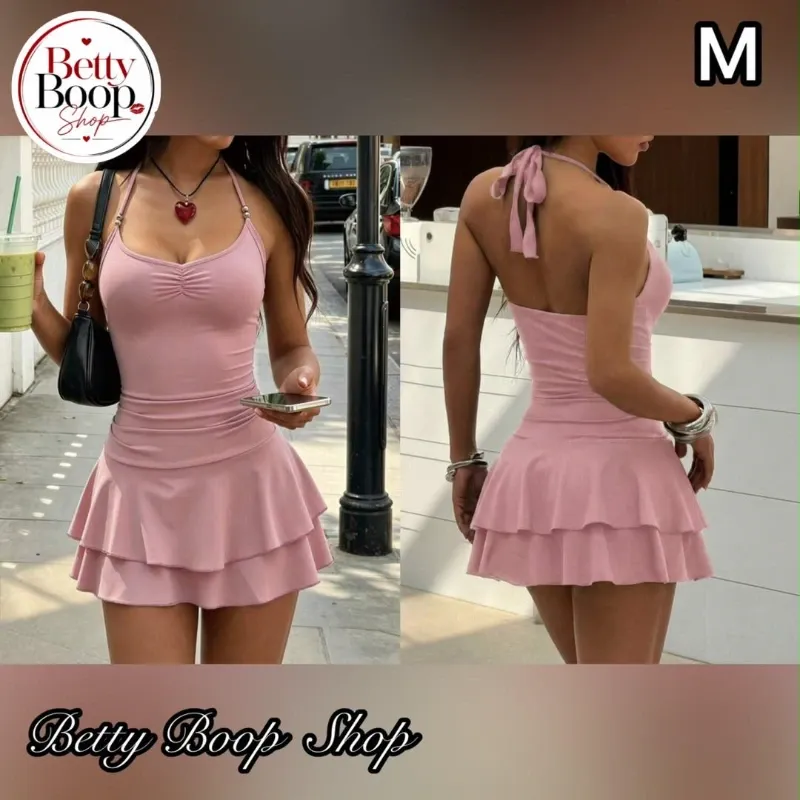 Vestido rosa ajustado con vuelos y amarre al cuello