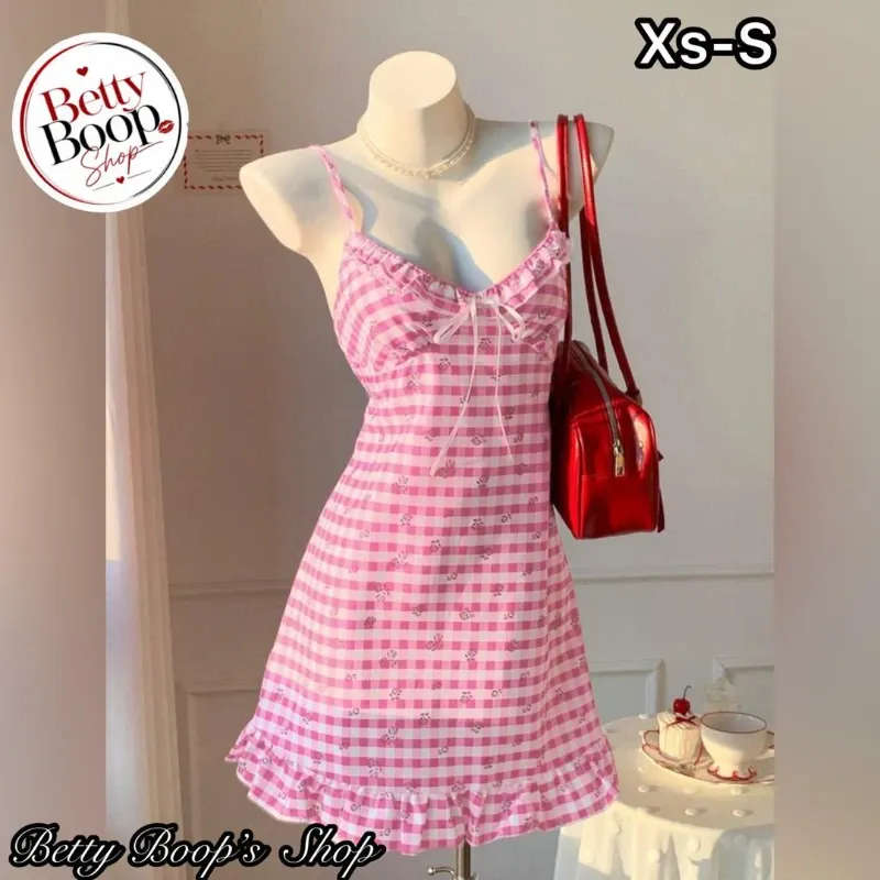 Vestido rosa estampado vichy con tirantes y vuelos