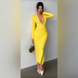 Vestido amarillo de mangas largas y escote profundo delantero