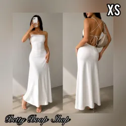 Vestido veraniego blanco con escote y amarre en la espalda