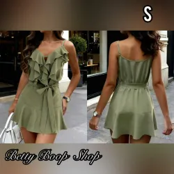 Vestido verde con vuelos y detalle de lazo