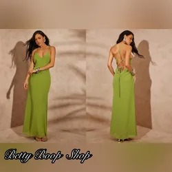 Vestido verde largo con tiras en la espalda